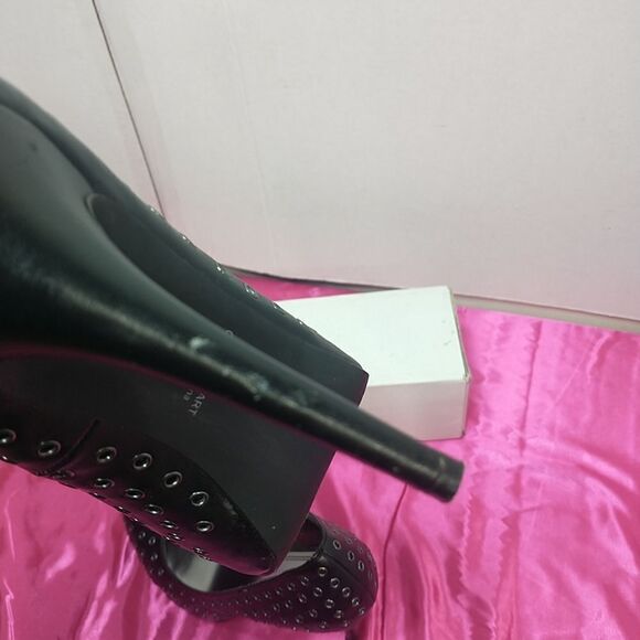 Colin Stuart Women Black Heels 8.5. Condition is Pre-owned.  - Picture 8 of 13